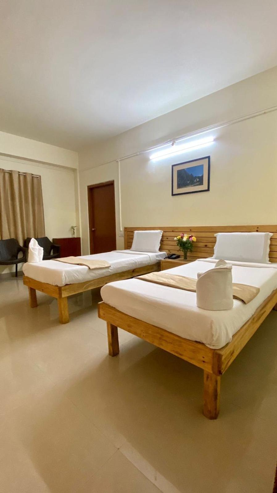 Hotel Travellers Inn Shillong Exteriör bild